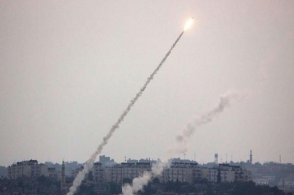 رشقات صاروخية صوب غلاف غزة وعسقلان واسدود وديمونا