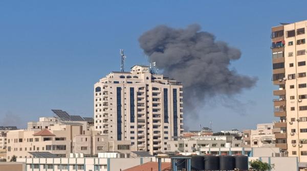 غزة تعلن قصف بارجة ومواقع عسكرية إسرائيلية