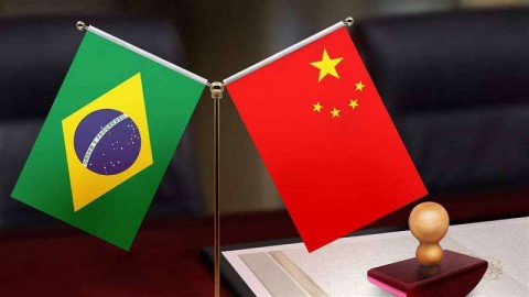 الصين والبرازيل تتفقان على التخلي عن الدولار بتعاملاتهما الثنائية