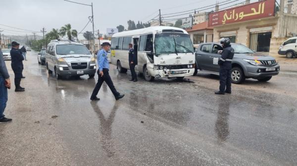 اصابة 21 شخصا بحادث سير في أيدون