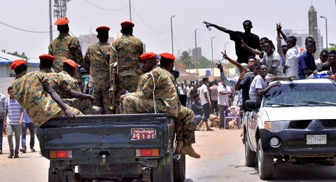 محاولة انقلاب في السودان.. ومواجهات عسكرية وغموض يلف الخرطوم