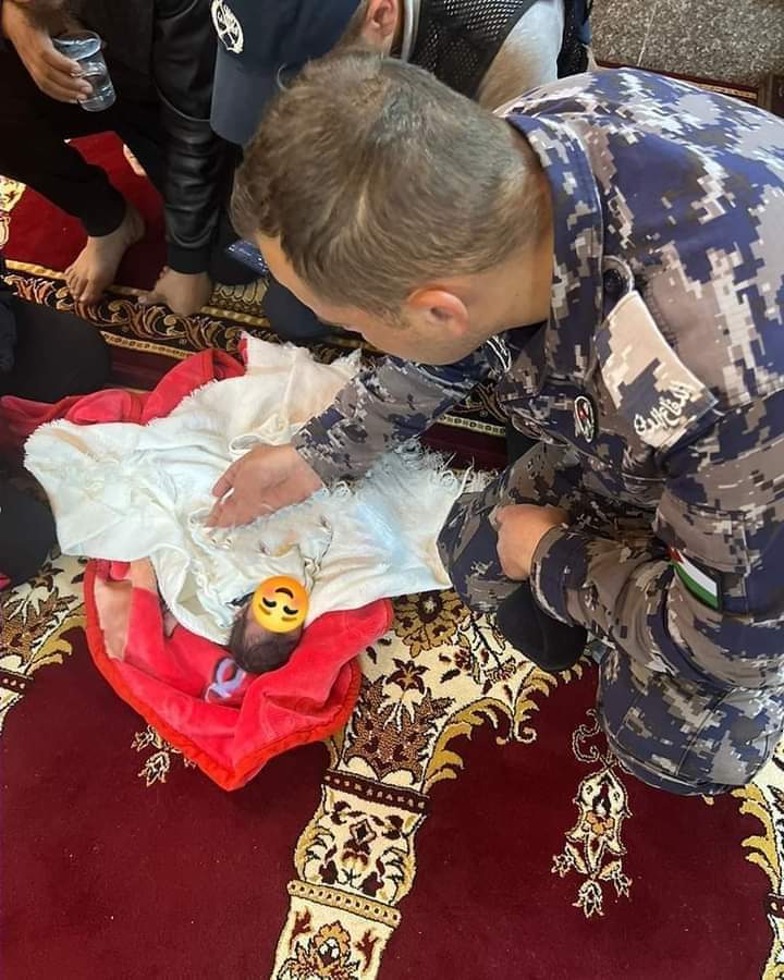 العثور على طفل “لقيط” عند باب مسجد في الحصن