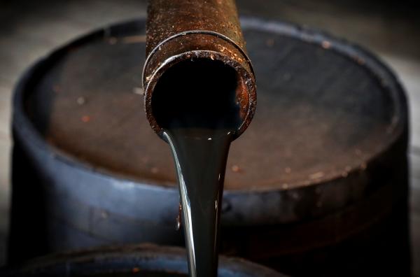 النفط يتجه لتسجيل ثاني انخفاض أسبوعي