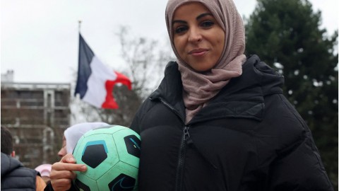 فرنسا تحظر  ارتداء لاعبات كرة القدم الحجاب