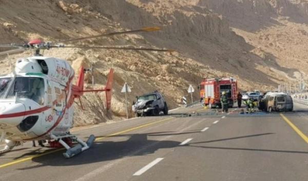 4 إصابات بتصادم مركبتين على طريق البحر الميت