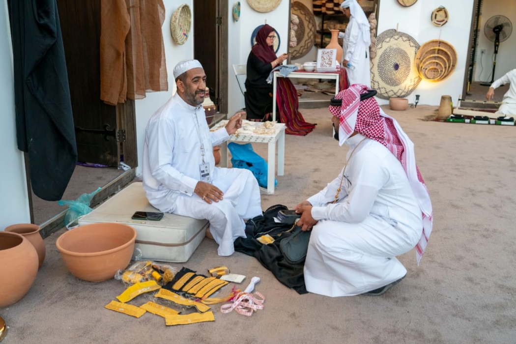 الجناح السعودي يستعرض جودة وأناقة البشت الحساوي بمهرجان جرش (صور)
