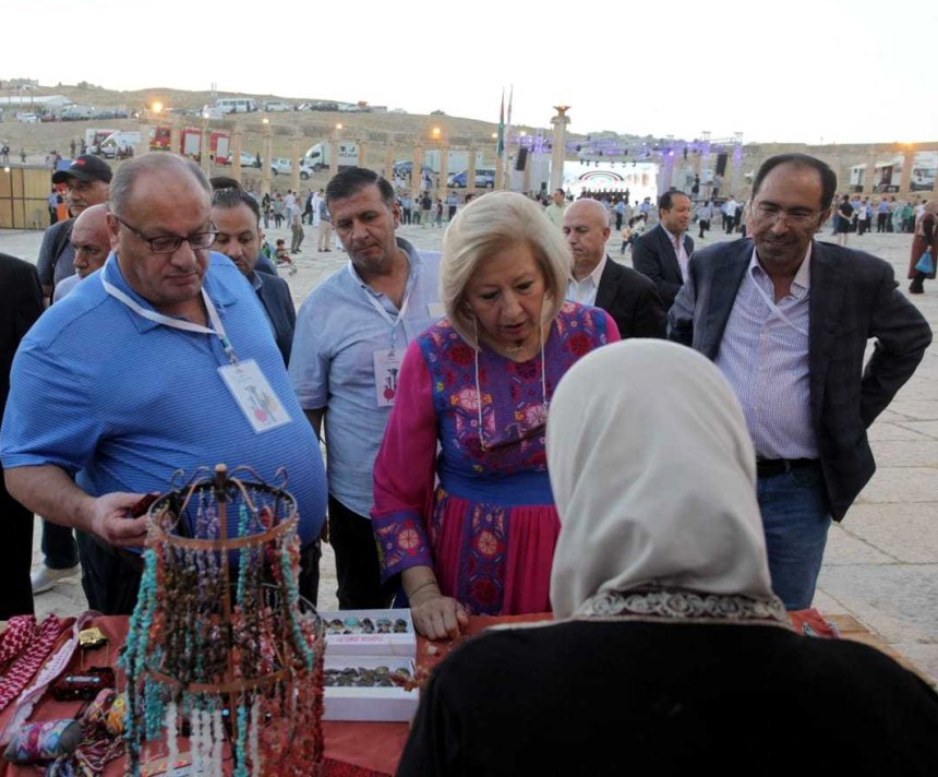 النجار تتفقد مرافق جرش وتشيد بجهود التنظيم