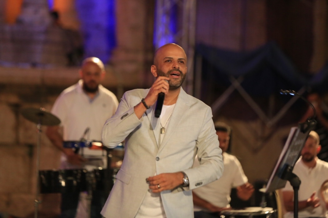 مهرجان جرش.. ابو تايه يغني لنشامى الأمن العام ويقدم التراث الاردني