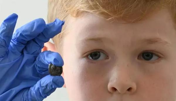 أثناء اللعب .. طفل يعثر على عملة معدنية عمرها 1800 عام