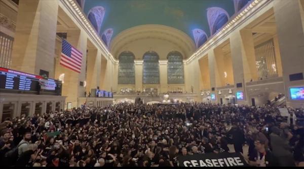 حشد كبير لليهود بمحطة قطارات نيويورك احتجاجا على قصف غزة