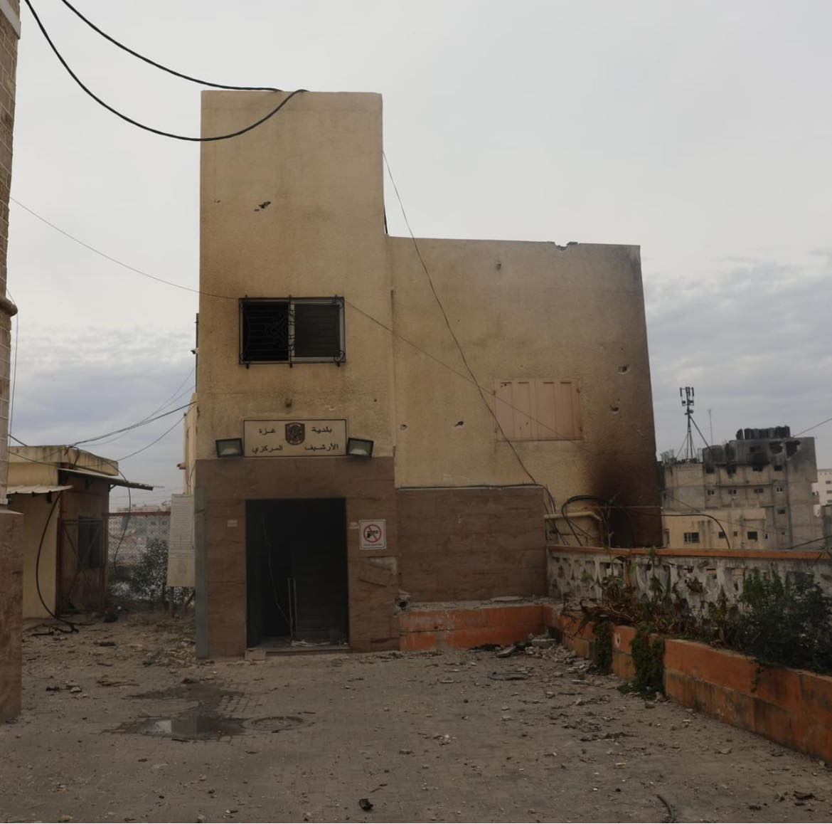 بلدية غزة: الاحتلال يدمر مبنى الأرشيف المركزي والوثائق التاريخية
