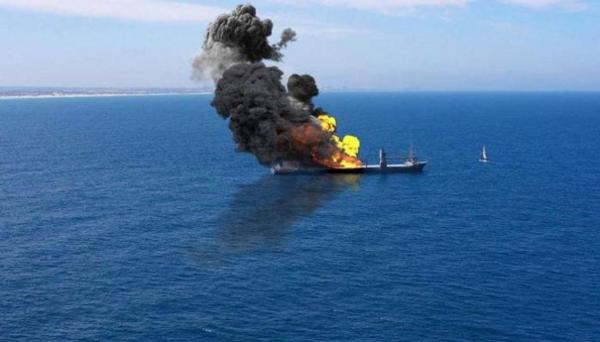 الحوثيون يستهدفون سفينة نفطية بالبحر الاحمر