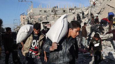 مجزرة إسرائيلية جديدة.. شهداء وجرحى باستهداف مئات الفلسطينيين خلال انتظارهم المساعدات