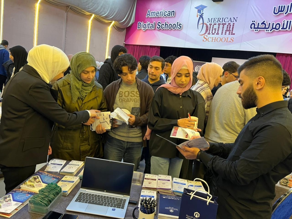 عمان العربية تشارك بمعرض الإرشاد الجامعي بالمدرسة الرقمية الأمريكية