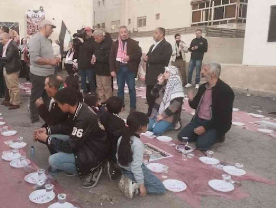 بالتمر والماء.. افطار تقشفي في الكالوتي شعورا مع اهل غزة