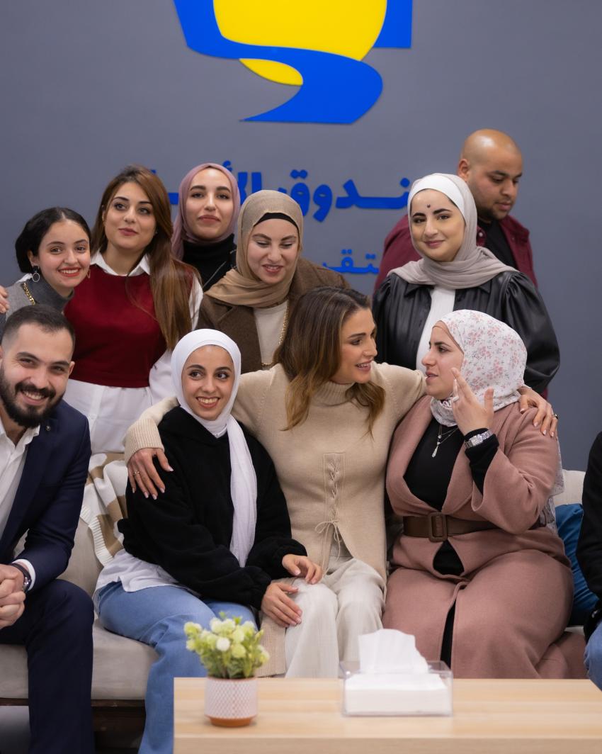 الملكة رانيا تزور صندوق الأمان لمستقبل الأيتام وتلتقي مستفيدين منه