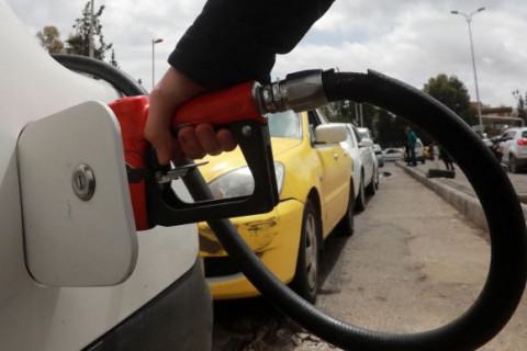 مصر: قرار صعب برفع أسعار البنزين والسولار