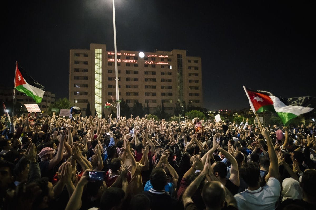 الآلاف يحتشدون قرب السفارة الإسرائيلية تضامنا مع غزة
