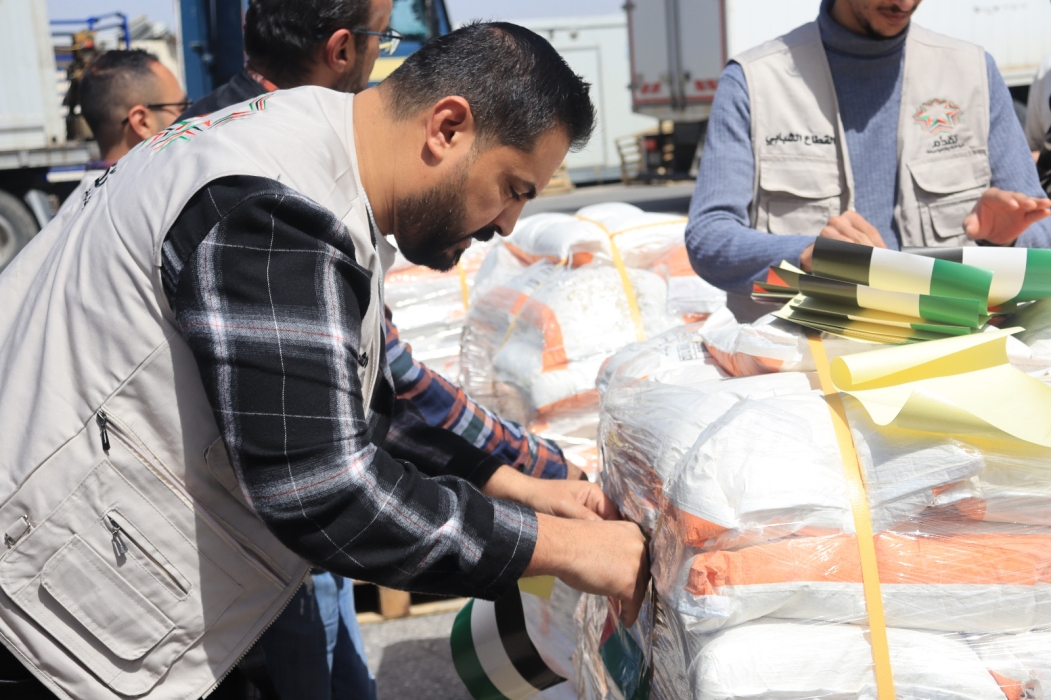 حزب تقدُّم يُسلِّم  الخيرية الهاشمية طرودا لشحنات إغاثة لغزة