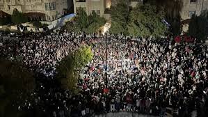 الالاف يحتشدون قرب السفارة الاسرائيلية تضامنا مع غزة