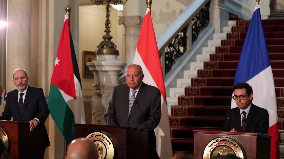 وزراء خارجية مصر والأردن وفرنسا يدعون من القاهرة لوقف إطلاق النار بغزة