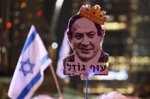 عشرات الالاف يتظاهرون ضد نتنياهو.. ودبلوماسي اسرائيلي يمله مسؤولية الكارثة