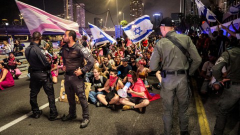 الغضب من نتنياهو يطغى على الشارع الإسرائيلي.. وتحذيرات من العنف واحراق منزله