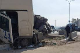 تدهور مركبة شحن ووفاة السائق على اوتستراد عمان الزرقاء