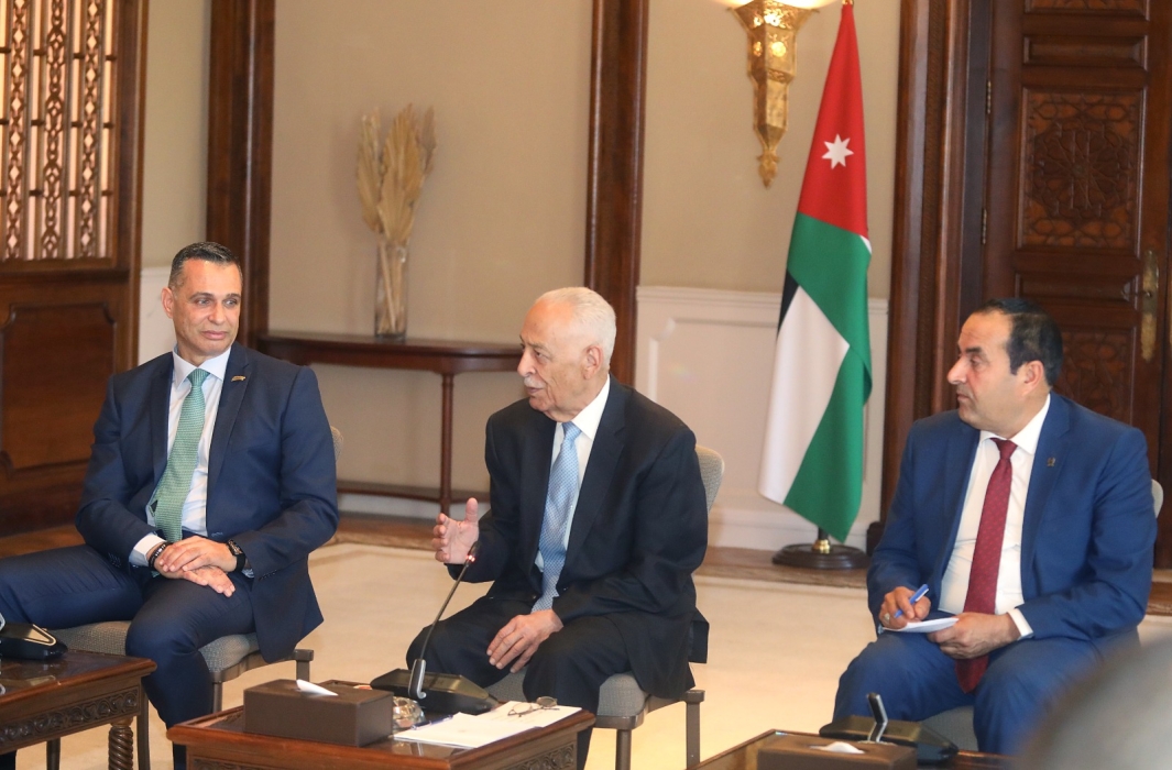 رئيس الديوان الملكي يلتقي شباب من برنامج الزمالة البرلماني وهيئة شباب كلنا الأردن.