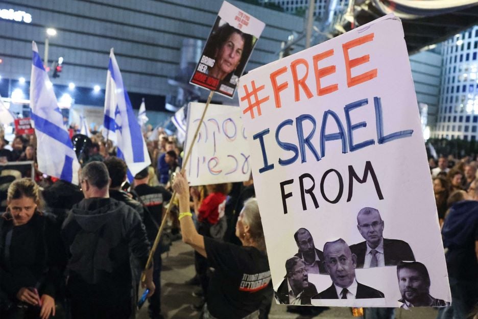 الاف الاسرائيليين يهتفون بالميادين: ليرحل نتنياهو ونعم لصفقة تبادل