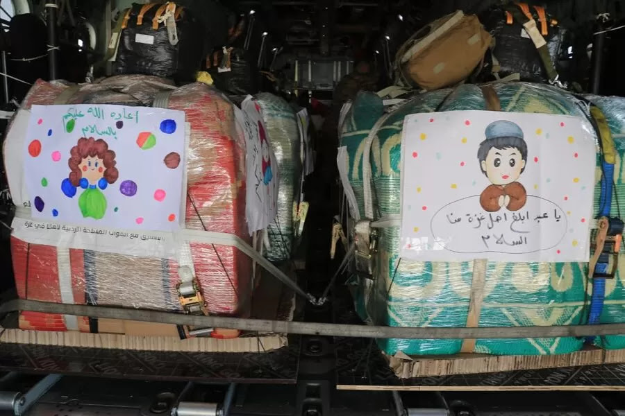 ملابس وحلوى وألعاب للأطفال بعملية إلانزال الجوي للقوات المسلحة على غزة