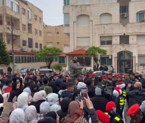 صلاة العيد بساحة الكالوتي تسبق مظاهرة ضد السفارة الاسرائيلة
