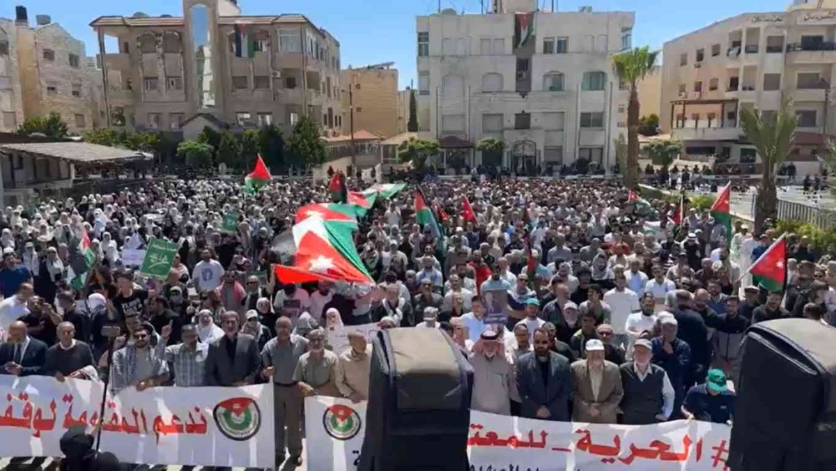 اعتصام حاشد في الكالوتي رفضا لبقاء سفارة الاحتلال وتضامنا مع غزة