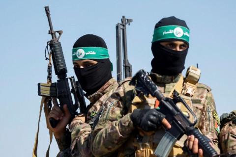 “نيوزويك”: حماس انتصرت وتملي شروطها لوقف إطلاق النار