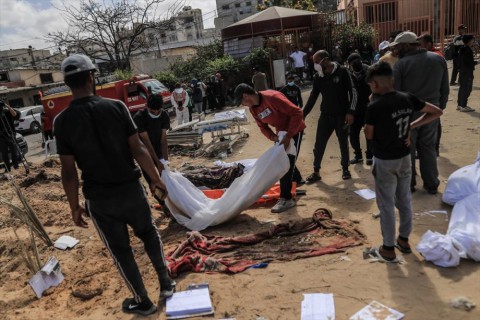 جثامين بلا رؤوس وأجساد دون جلود: انتشال المزيد من المقابر الجماعية بغزة