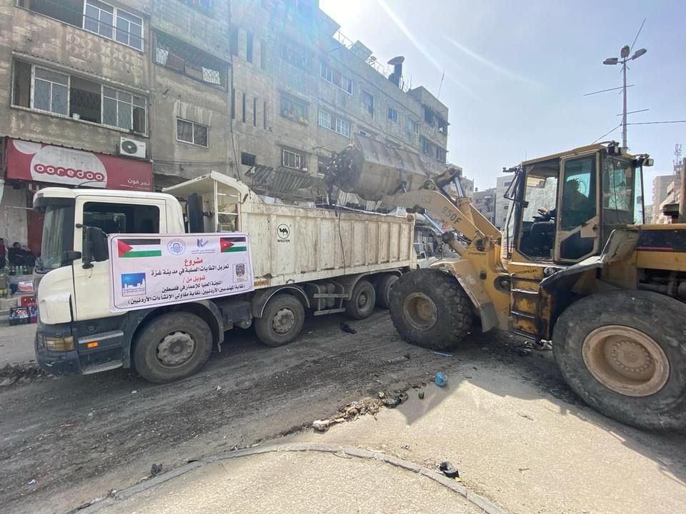 العليا للإعمار تنفذ مشروع ازالة النفايات الصلبة من شوارع وطرقات غزة