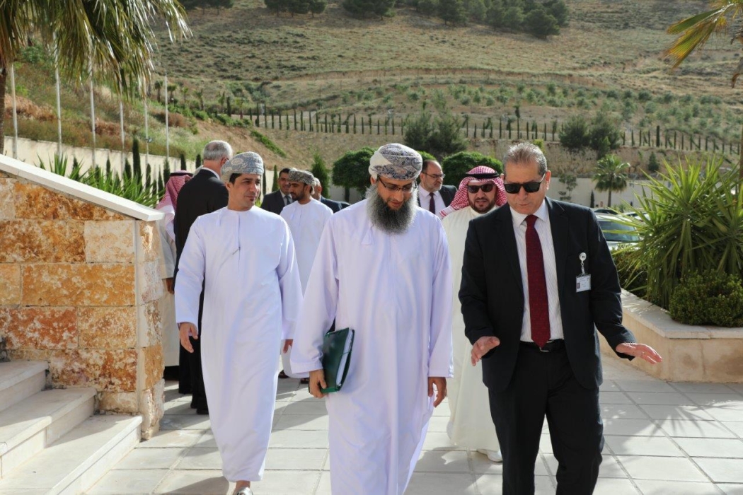 وفد التعليم العالي العُماني يطلع على إنجازات عمان العربية ويتطلع لتعزيز التعاون الأكاديمي