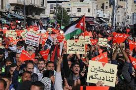 الاردنيون يواصلون بالمحافظات احتجاجاتهم على جرائم الابادة بغزة