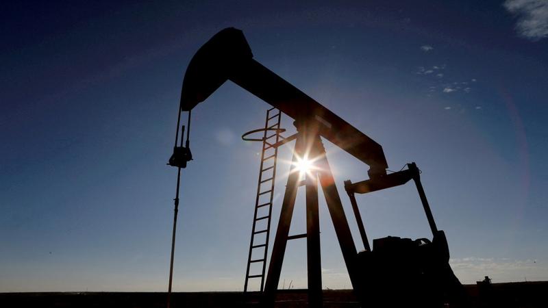 أسعار النفط عالميا تقترب من أعلى مستوى في شهرين
