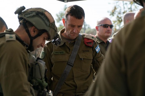 “نيويورك تايمز”: كبار جنرالات إسرائيل يريدون تنفيذ وقف إطلاق النار بغزة