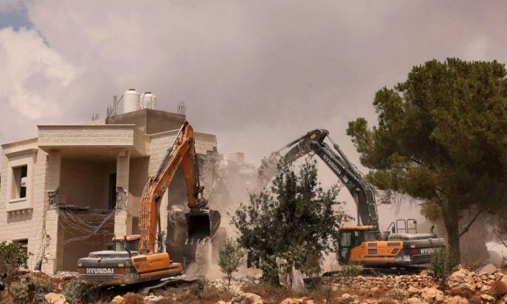 الاحتلال يهدم 9 مساكن في قرية بيرين شرق الخليل