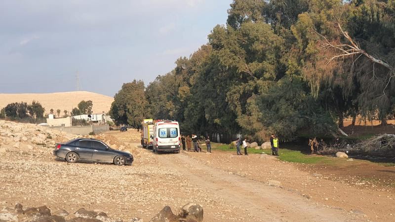 عاجل ب يلقي طفليه بسيل الزقاء والدفاع المدني يبحث عن الجثمانين منذ ساعات