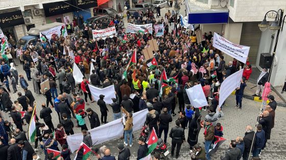 عشرات الاف الاردنيين ينظمون مسيرات داعمة للملك ورافضة لتهجير الفلسطينيين