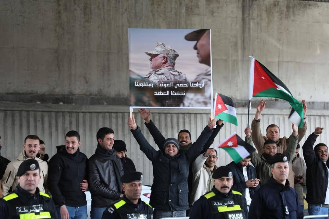 عاجل الجماهير الحاشدة تحيي الملك بموكبه في عمان (فيديو)