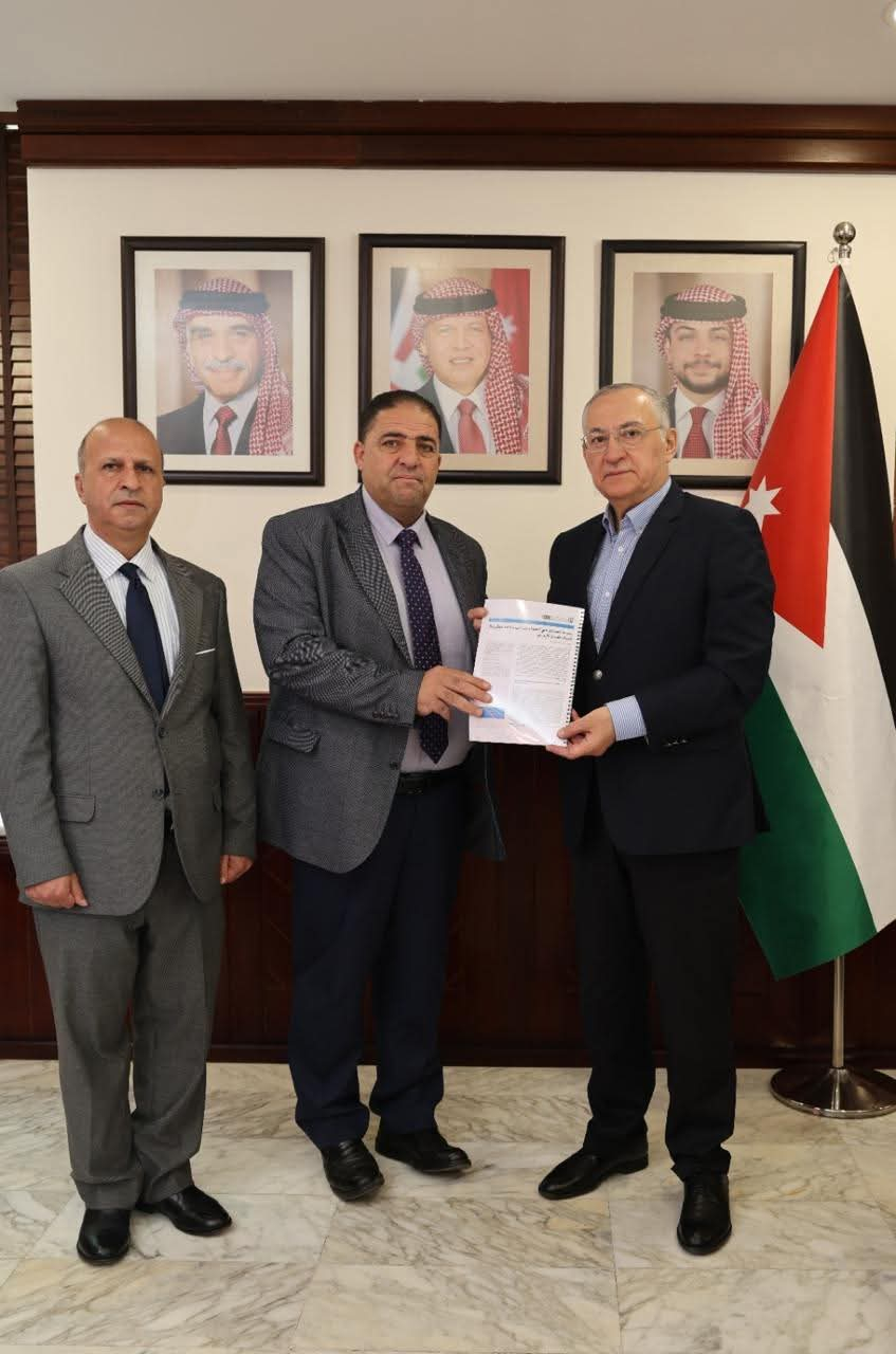 د. مهند حجازي يتسلّم دراسة من عمّان الأهلية حول تجريم الفساد في القطاع الخاص