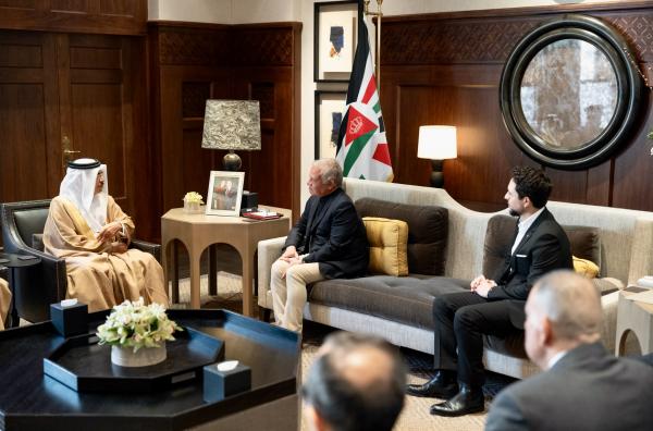 الملك ووزير الداخلية البحريني يبحثان التطورات في المنطقة