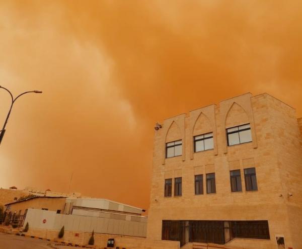 عاصفة غبار تملأ اجواء المملكة