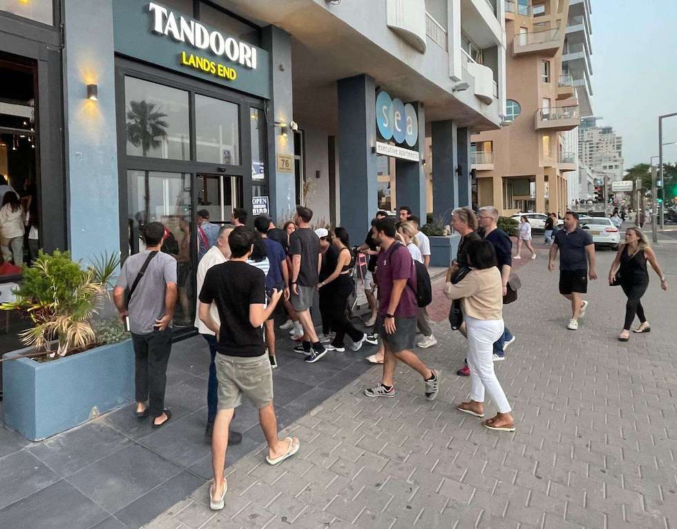 الحوثيون يستهدفون مطار بن غوريون بصاروخ فرط صوتي وملايين الاسرائيليين يهربون للملاجيء