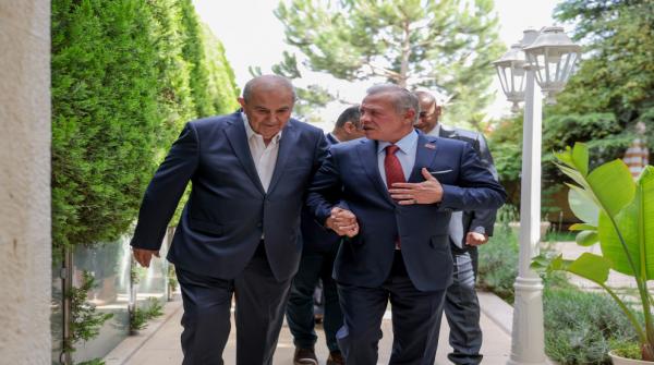 الملك يزور إياد علاوي معزيا بوفاة نجله