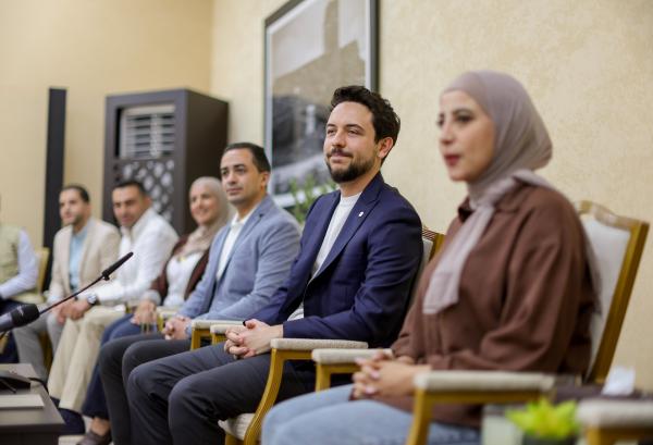 ولي العهد يحاور شبابا من المفرق بالقضايا الشبابية